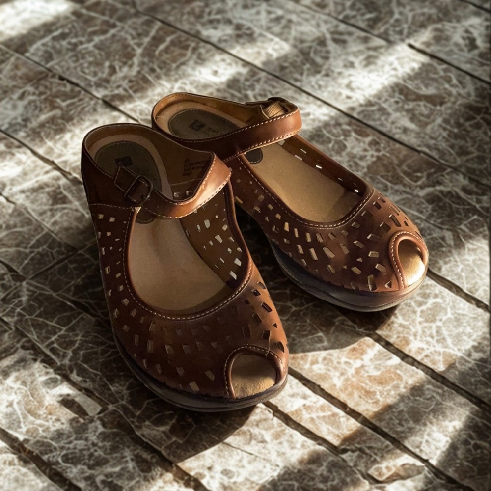 **LAST CHANCE** WHITE MOUNTAIN Peep Toe Mules (GUC)